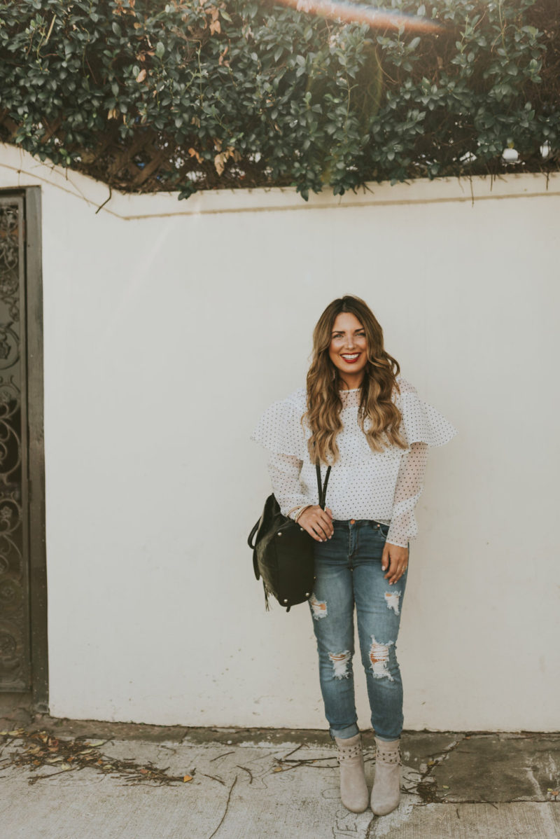 WHITE TOP AND DISTRESSED DENIM ARE ALWAYS A YES. HOLIDAY OUTFIT INSPIRATION ON THE BLOG.