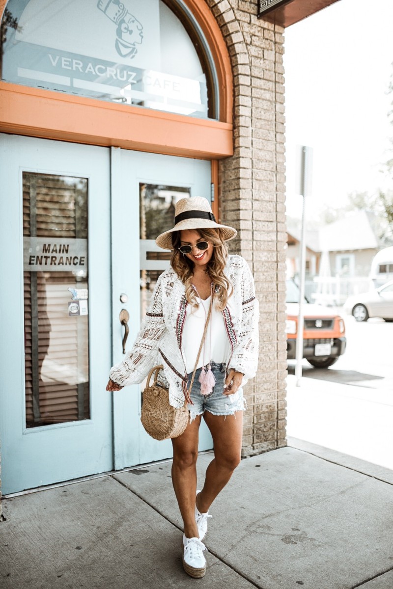 CASUAL OUTFIT FOR A DAY OF EXPLORING DALLAS. OPEN FRONT TOP WITH CROCHET AND TASSEL DETAILS. READ MORE ABOUT MY RIVER ISLAND SUMMER STYLE ON THE BLOG.