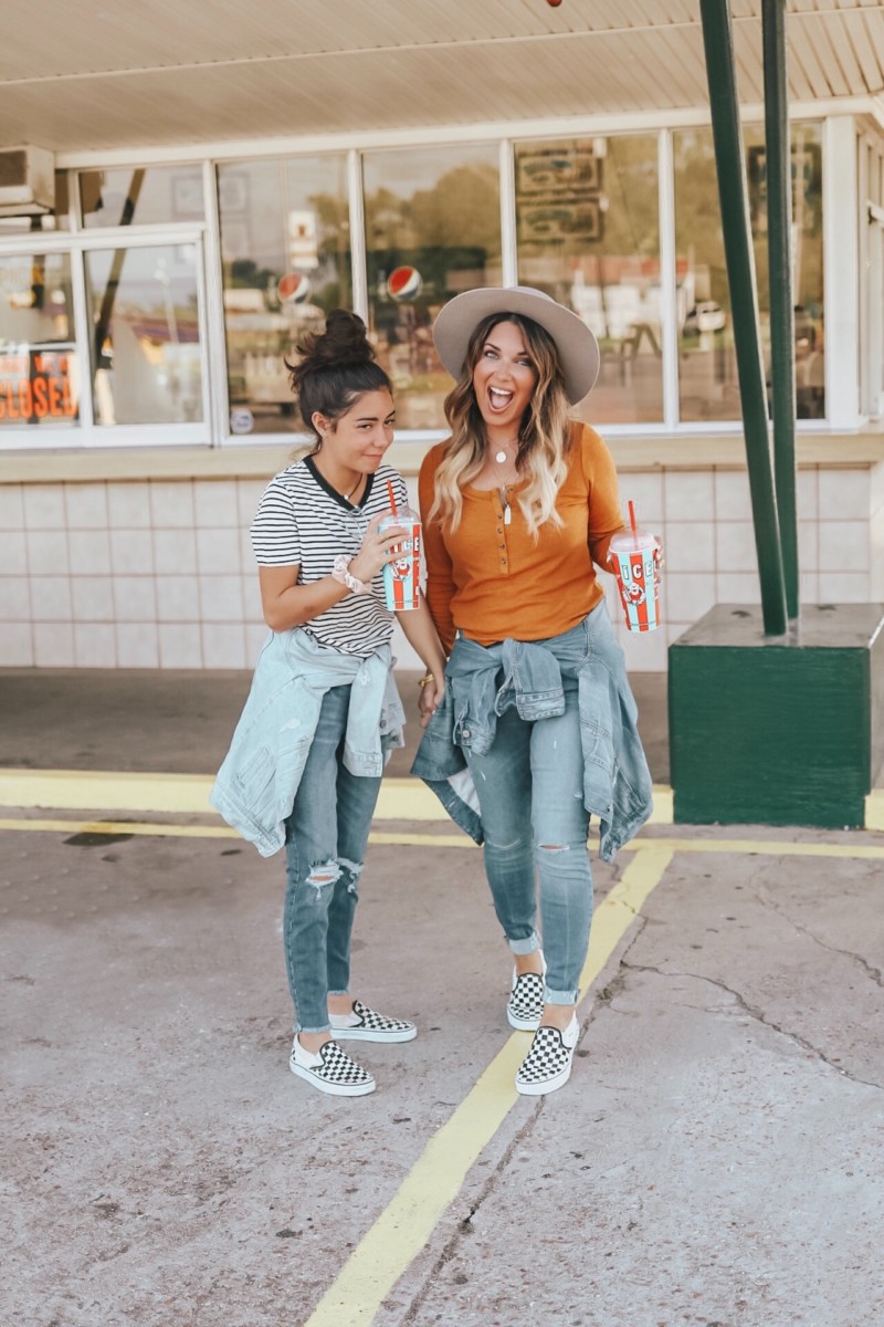 AFFORDABLE FASHION FOR MOM AND DAUGHTER AT OLD NAVY. PETITE JEANS FOR THE PETITE WOMAN. READ MORE ABOUT MY OLD NAVY FINDS ON THE BLOG.