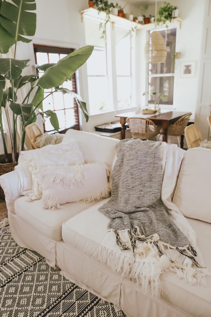 LIVING ROOM REFRESH WITH A FEW AFFORDABLE FINDS FRO TARGET AND OVERSTOCK. ROUND MIRROR, LOTS OF TEXTURE, PAMPAS GRASS, AND MORE ON THE BLOG.
