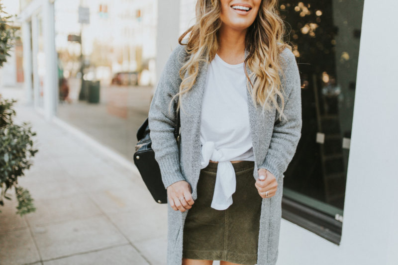 GRAY CARDIGAN WITH POCKETS FOR UNDER $50. MUST-HAVE CARDIGAN PERFECT FOR LAYERING. READ MORE ON THE BLOG.