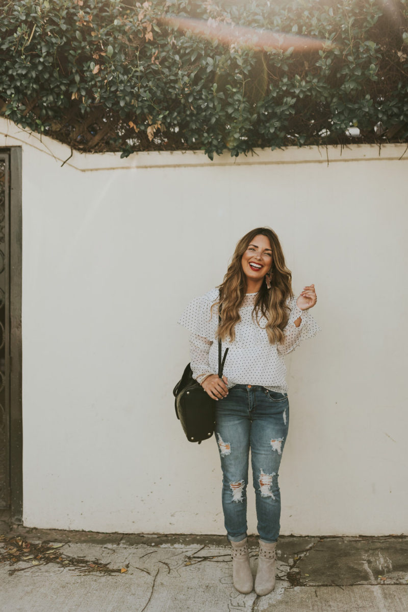 WHITE TOP AND DISTRESSED DENIM ARE ALWAYS A YES. HOLIDAY OUTFIT INSPIRATION ON THE BLOG. 