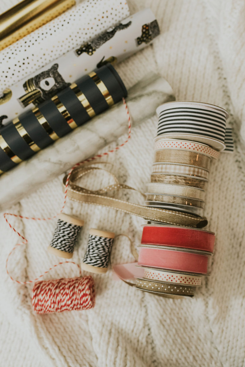 EASY STEPS TO DECORATING YOUR CHRISTMAS GIFTS. READ MORE TO FIND CUTE, WRAPPING IDEAS. 