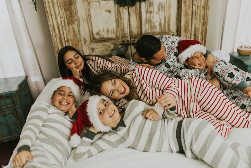 SHARING A LIST OF MEANINGFUL TRADITIONS FOR THE WHOLE FAMILY DURING THE HOLIDAY SEASON. READ MORE TO FIND OUT MORE WAYS TO CELEBRATE CHRISTMAS AS A FAMILY.