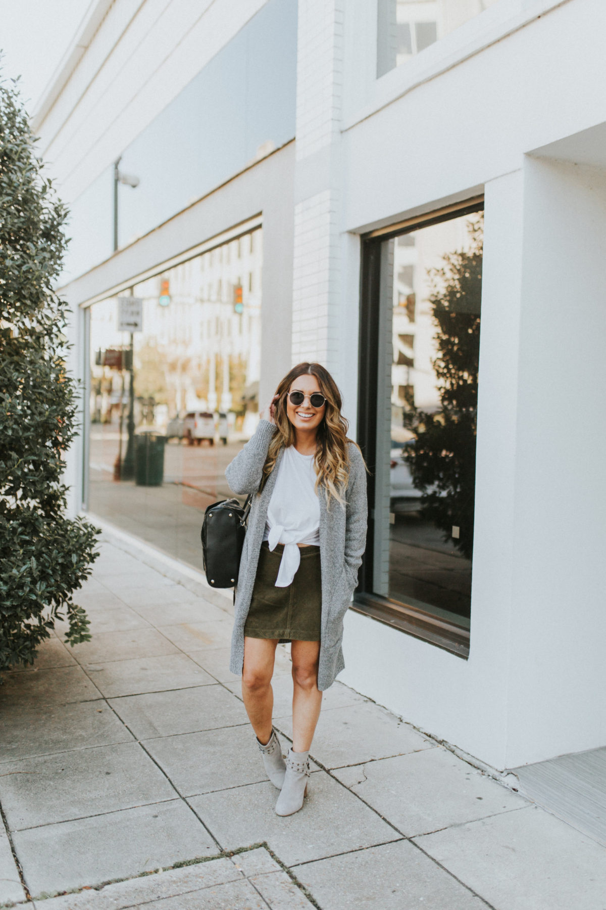 GRAY CARDIGAN WITH POCKETS FOR UNDER $50. MUST-HAVE CARDIGAN PERFECT FOR LAYERING. READ MORE ON THE BLOG.