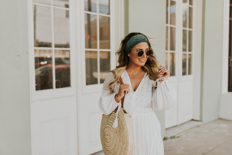 THE PERFECT WHITE DRESS FROM RIVER ISLAND CAN BE WORN MULTIPLE WAYS EVEN AS A BEACH COVERUP. SHARING WAYS TO ROCK SUMMER WHITE DRESSES ON THE BLOG.