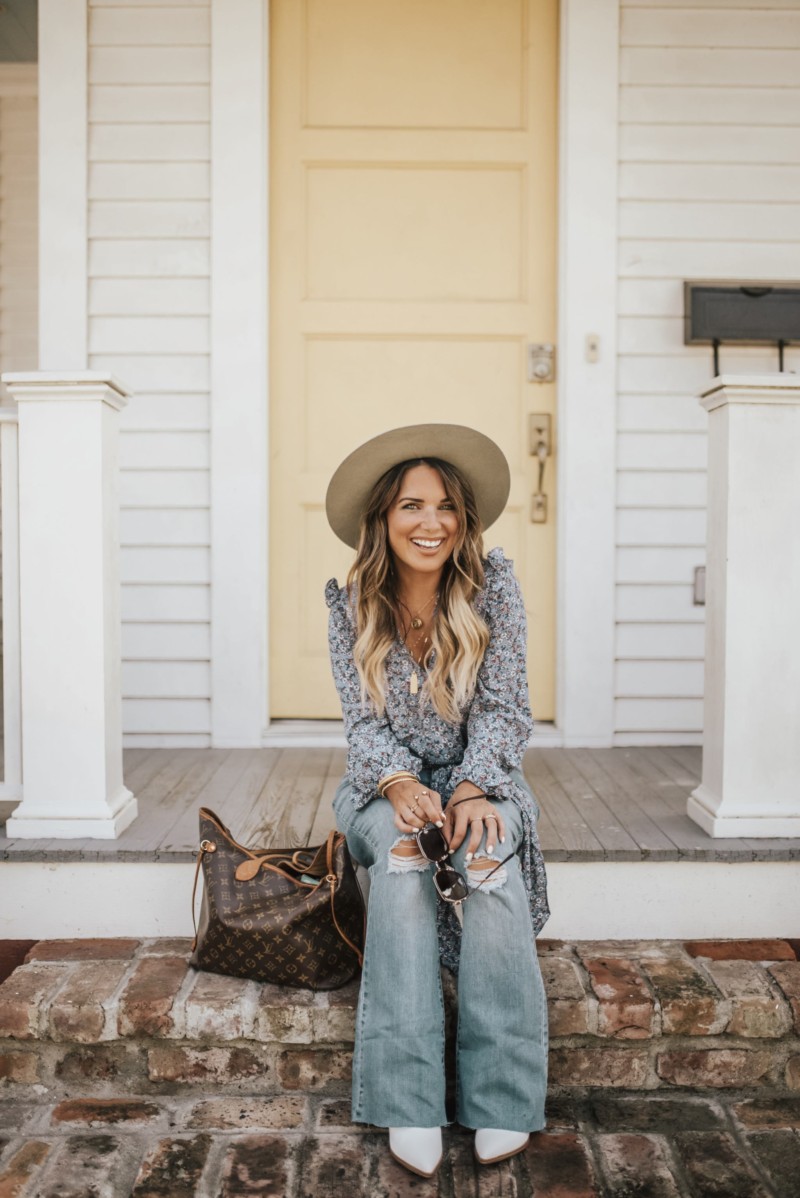 Flare jeans + flowy tops are perfect for transitioning from summer to fall. @StageStores offers affordable yet trendy options for your fall wardrobe. Read more on the blog #OnAnyStage