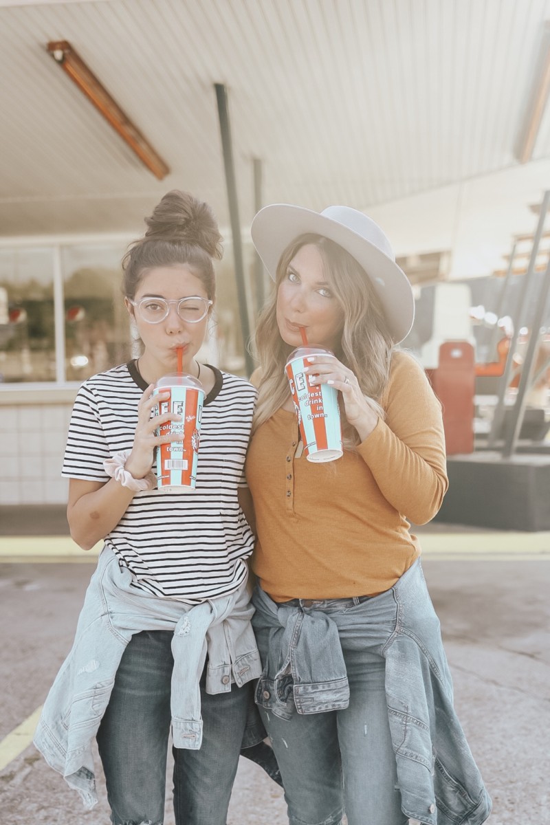 AFFORDABLE FASHION FOR MOM AND DAUGHTER AT OLD NAVY. PETITE JEANS FOR THE PETITE WOMAN. READ MORE ABOUT MY OLD NAVY FINDS ON THE BLOG.
