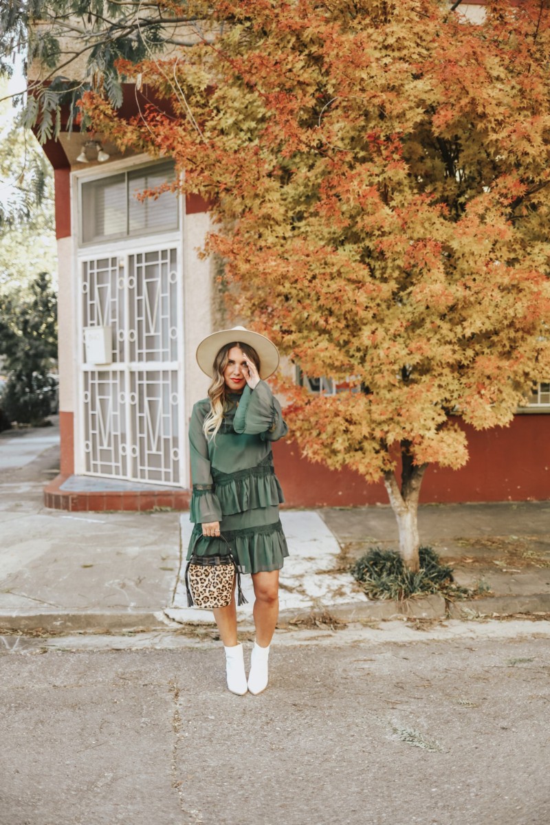 ROCKING A HAPPY FACE AND A HAPPY, GREEN DRESS FROM RIVER ISLAND. FOUND THE PERFECT HOLIDAY DRESSES AND WHITE BOOTIES. READ MORE ON THE BLOG.