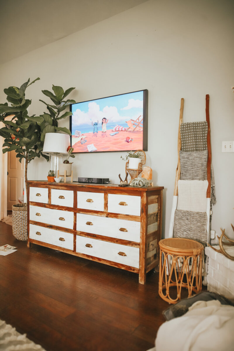 LIVING ROOM REFRESH WITH A FEW AFFORDABLE FINDS FRO TARGET AND OVERSTOCK. ROUND MIRROR, LOTS OF TEXTURE, PAMPAS GRASS, AND MORE ON THE BLOG.