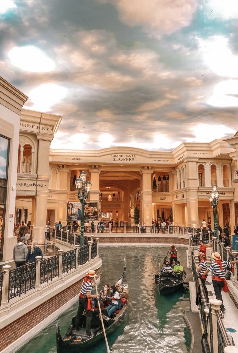 WEEKEND TRAVEL GUIDE IN LAS VEGAS - MOST INSTAGRAMMABLE SPOTS IN VEGAS - GIRL'S TRIP GUIDE