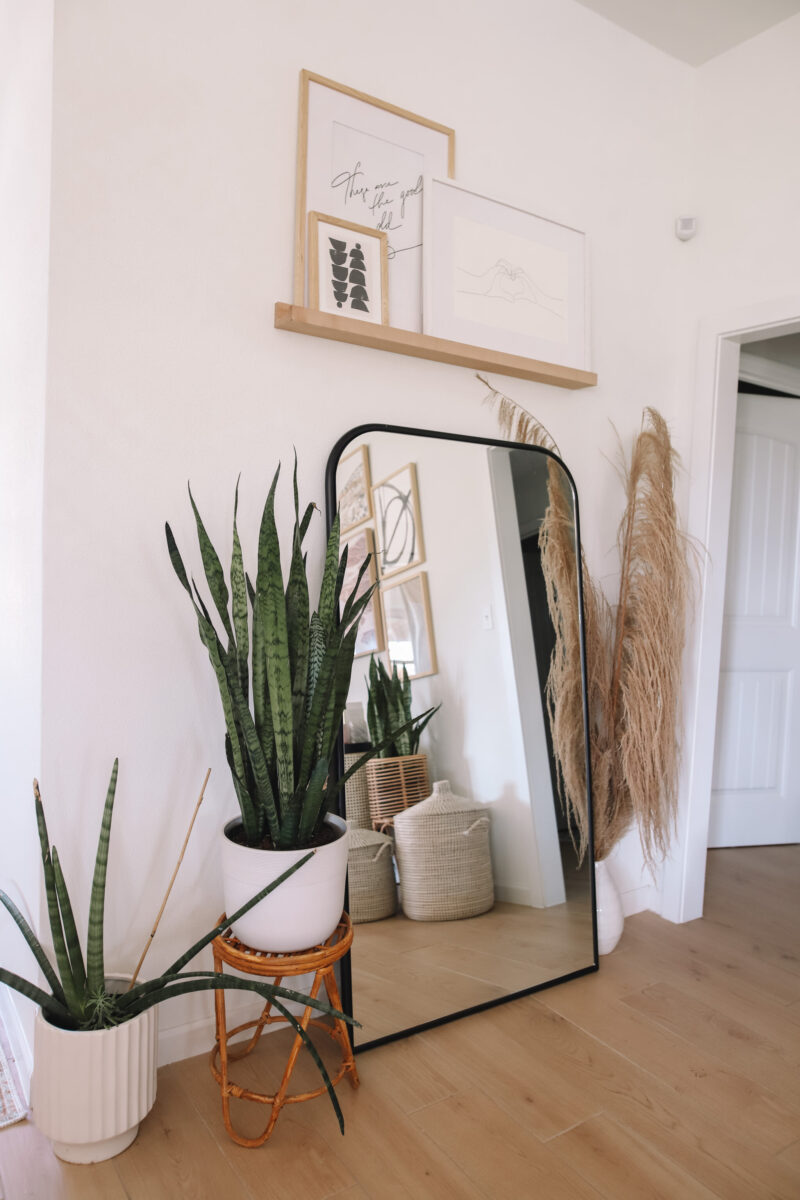 5 easy ways to add texture, greenery, and neutrals to your living room and foyer. Living room update is all on the blog.